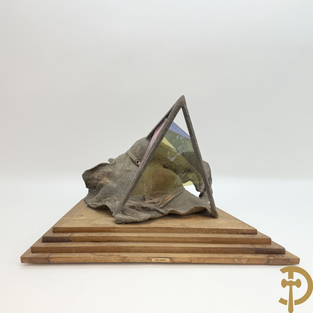 LAMPENS Mark - L.M. gemonogrammeerd Surrealistisch beeld van een damesbuste onder piramide