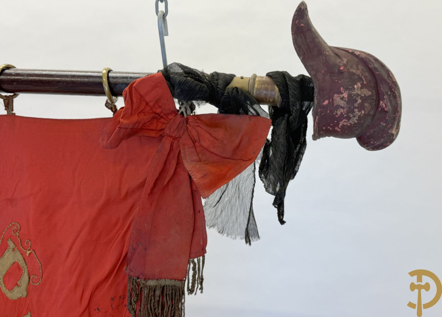 Franse vaandel met gouden gesculpteerde helm bezet bovenaan, Parti Socialiste S.F.I.O. Comité Jean Jaures Lille, gemerkt Fabriqué de Drapeaux de Societés Insignes Moyart-Castin, 3 Rue des Chats Bossus Lille