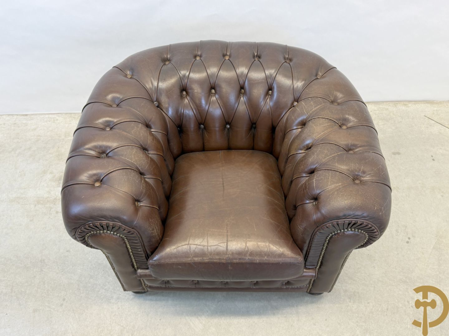 Bruin lederen driezit en club chesterfield