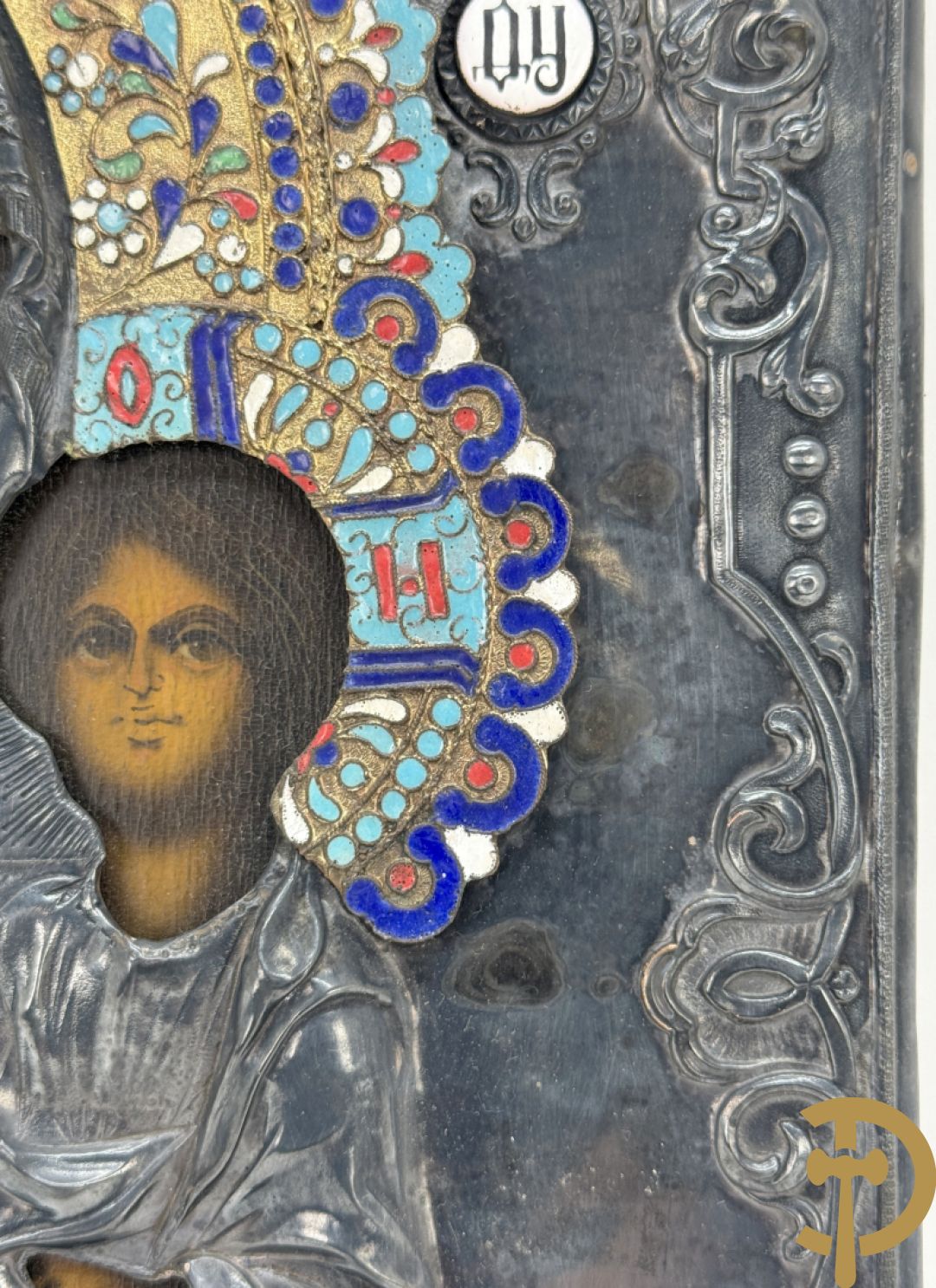 Ikoon met voorstelling van Madonna met kind en verzilverde rizza bezet met email