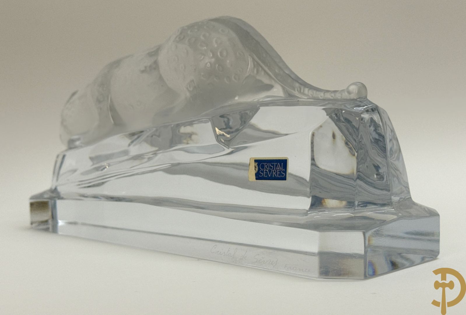 Sluipend luipaard in kristal, Cristal de Sèvres France gemerkt