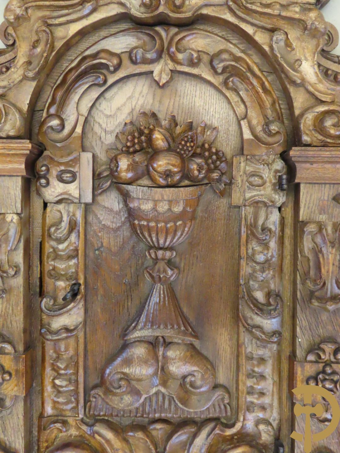 Massief eiken hangtabernakel + religieus brocaat