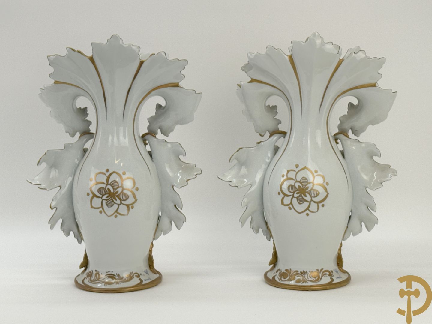 Paar porseleinen cornetvazen met bloemendecor, deels verguld, gemerkt Capo di Monte