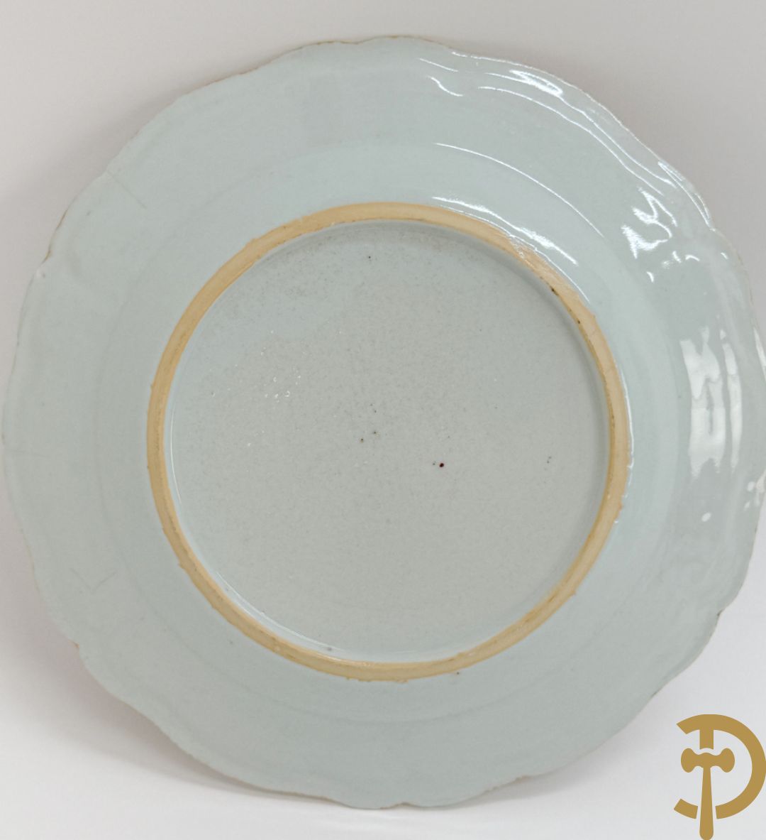 Negen Famille rose bordjes w.o. zes plat gekartelde, 1 diep gekartelde en 2 vlakke met bloementaferelen