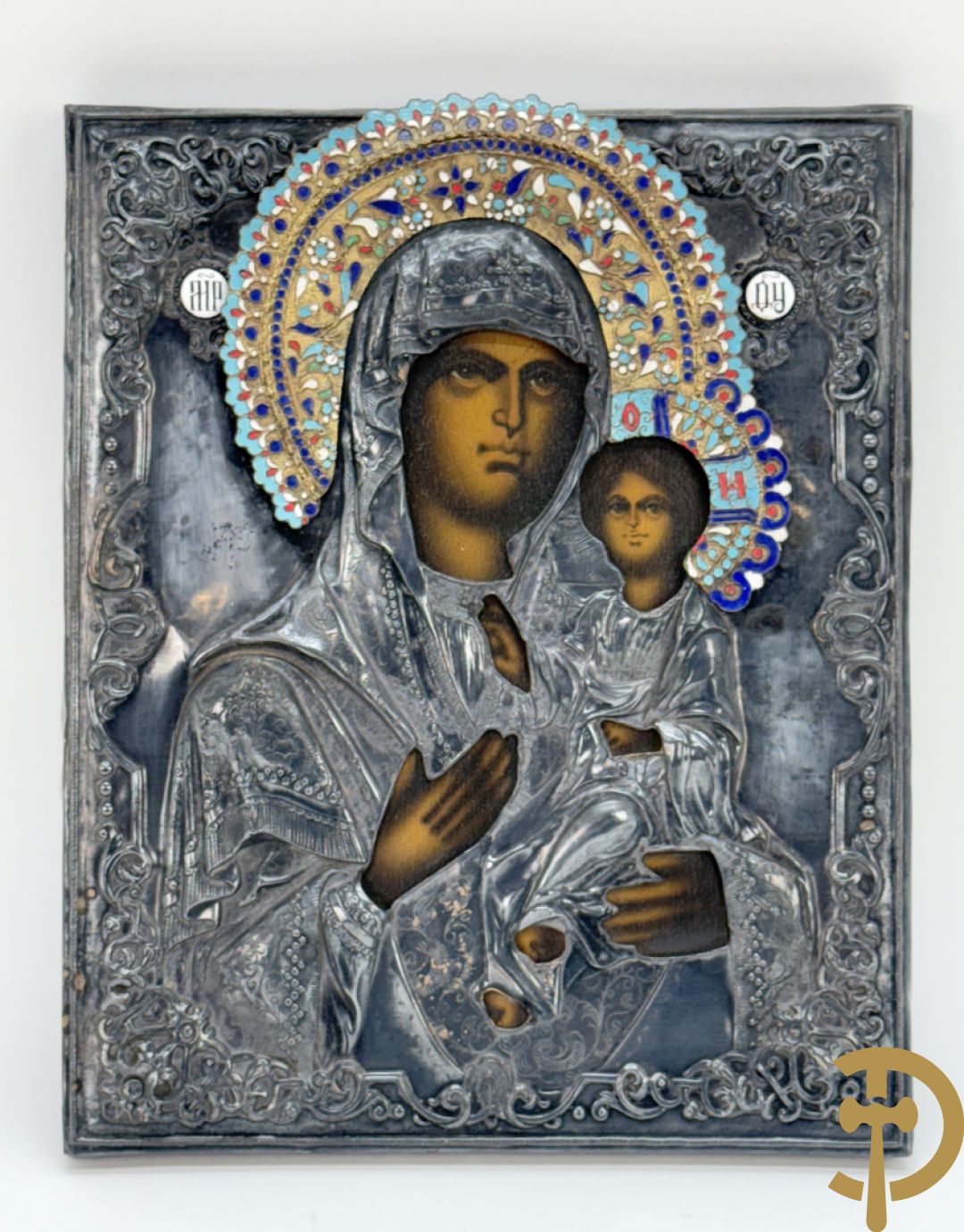 Ikoon met voorstelling van Madonna met kind en verzilverde rizza bezet met email