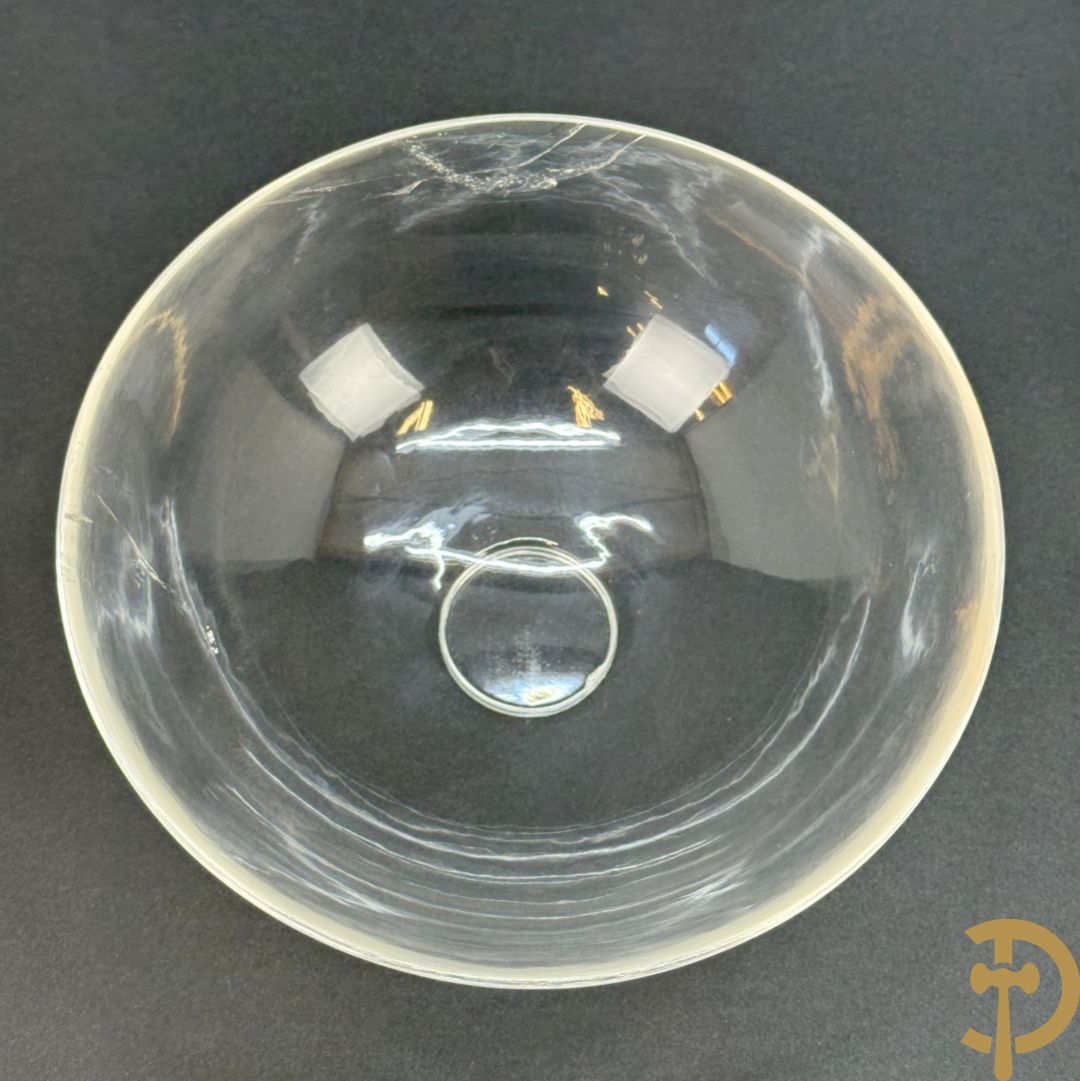 Wolf Helmut (getekend onderaan) Gepolierde schaal/bowl van doorschijnend bergkristal met rechte rand (scherfje aan voet) onder getekend WOLF H. (Steinbildhauer, Edelsteingestalter, aus Kirschweiler, Idar-Oberstein),