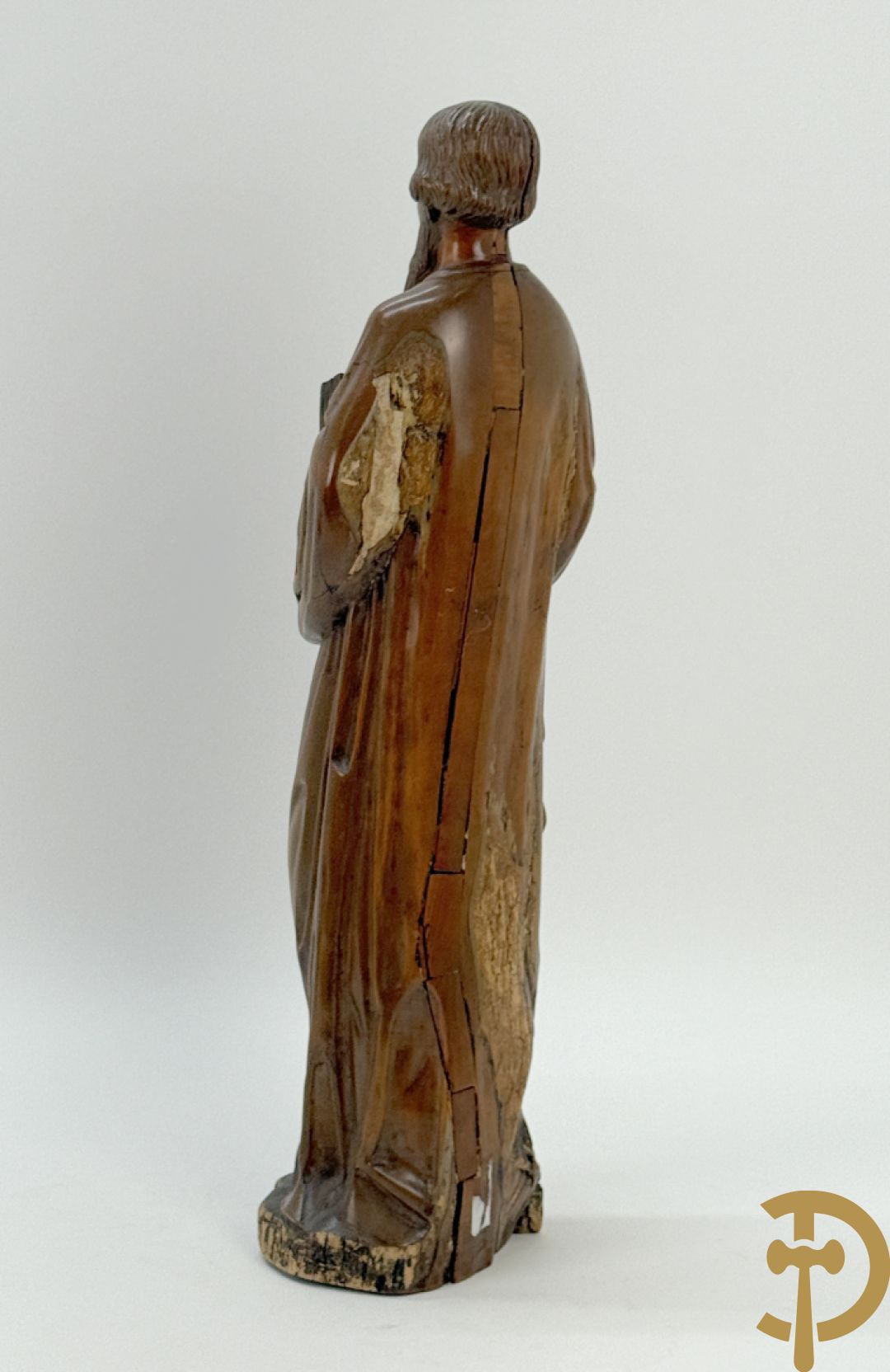 Houtsculptuur van evangelist met zwaard