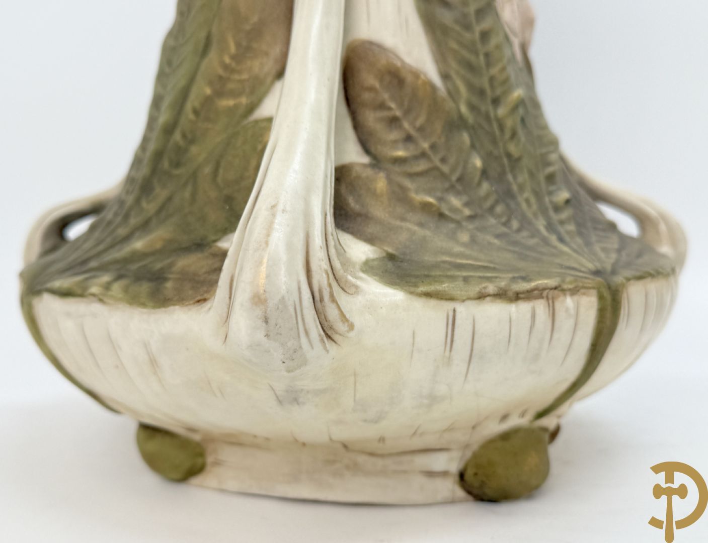 Paar Royal Dux vazen met bloemen bezet