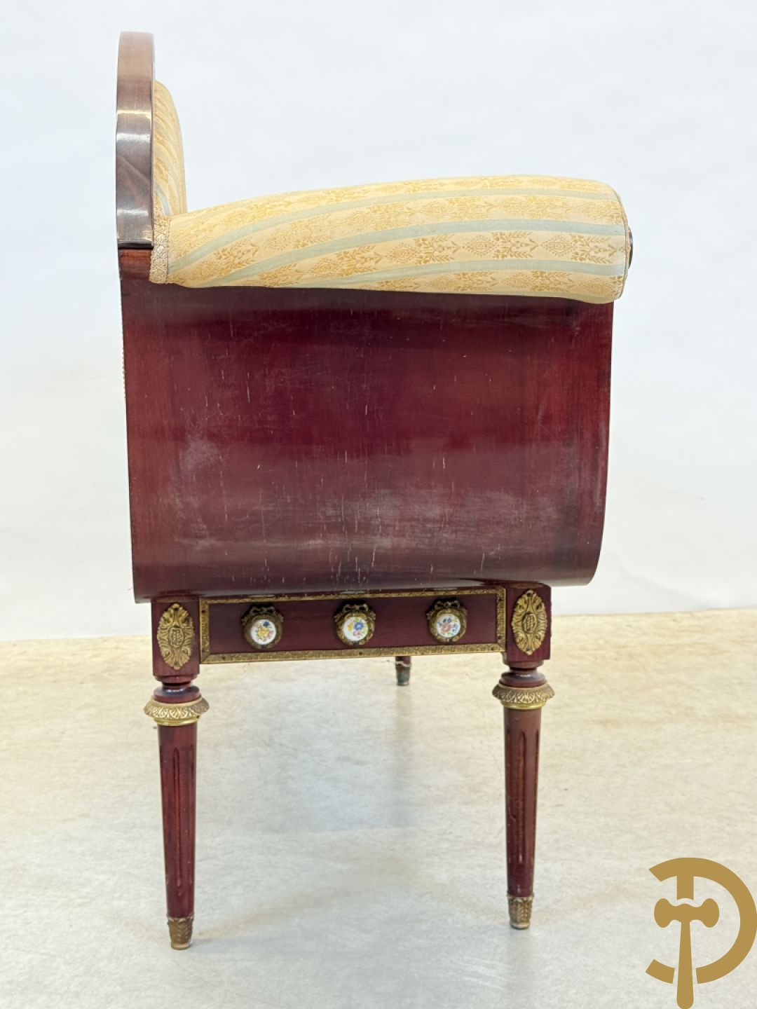 Banquette met ingebouwd bijzettafeltje bezet met porseleinen plakkettes op gecanneleerde poten