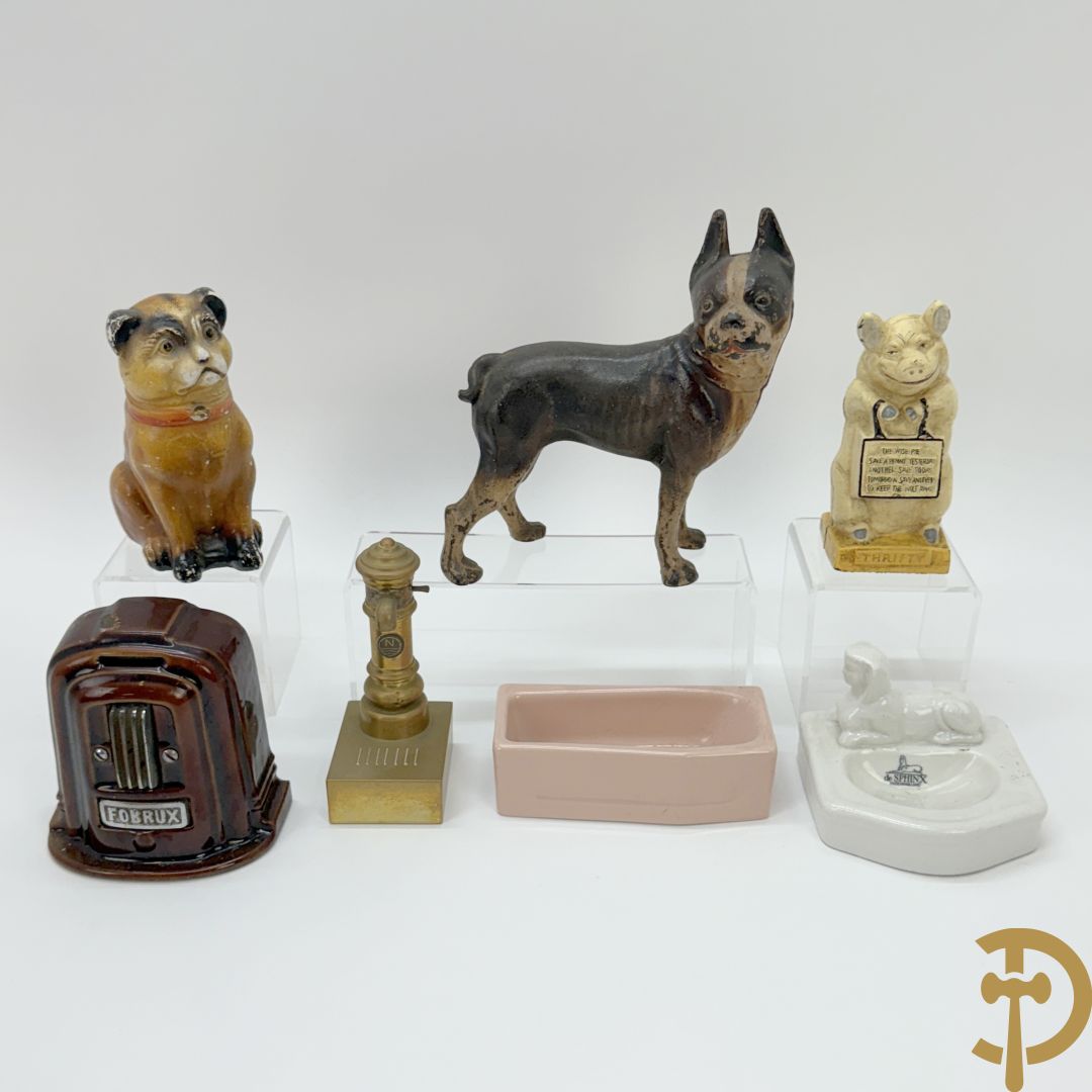 Gietijzeren Engelse hond + spaarpotten van gietijzeren varken, gipsen hond en gietijzeren kachel + verzamelobjecten Sphinx en Selles + koperen waterkraan