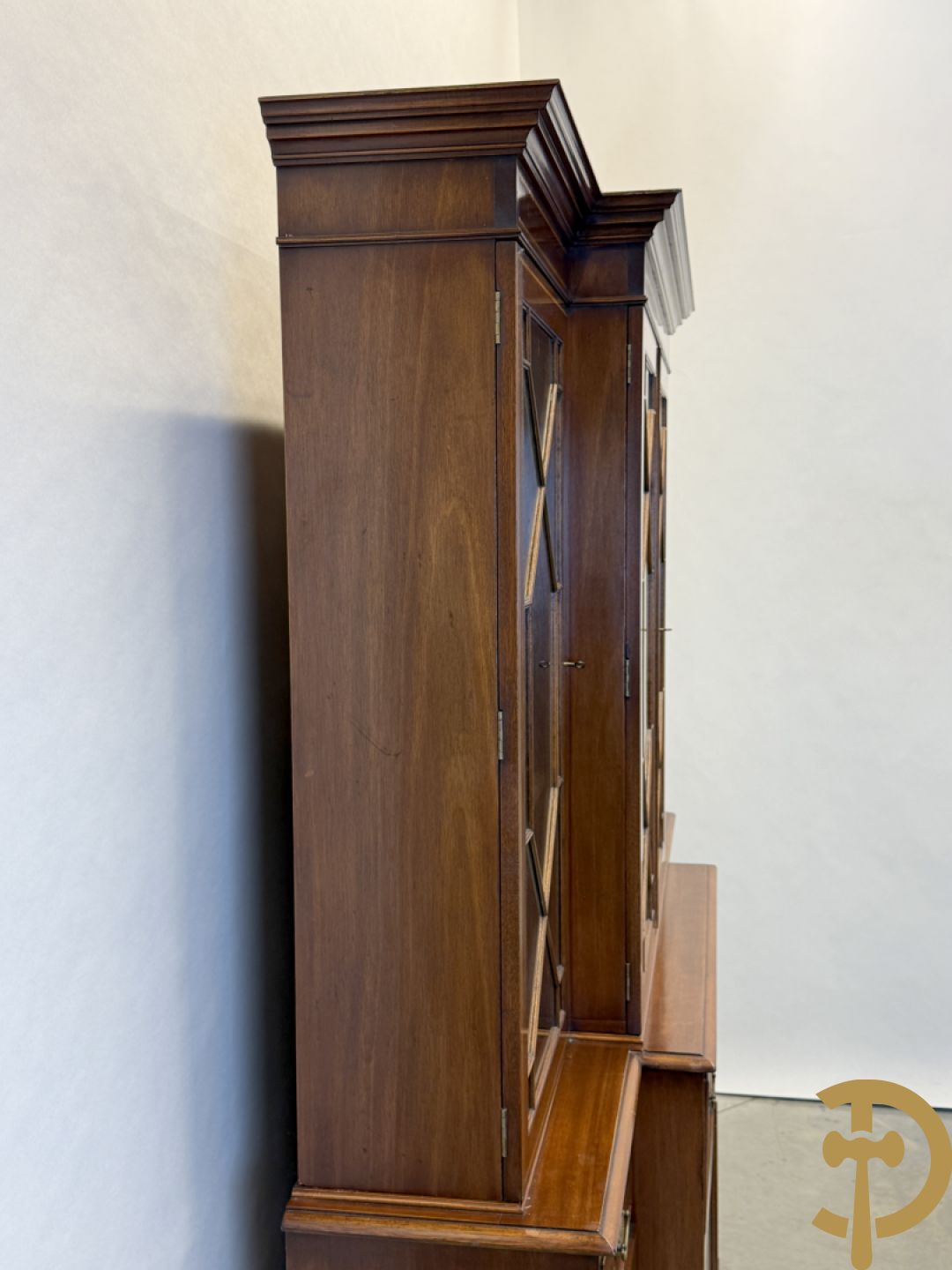 Notelaren Engelse stijl breakfront met ingebouwde secretaire, bovenaan met vitrine en decor van amfoorvazen op de deuren