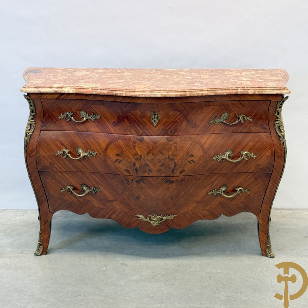 Notelaren gegalbeerde drieladencommode met bloemenmarquetterie en bezet met bronzen ornamenten, bovenaan met marmeren blad