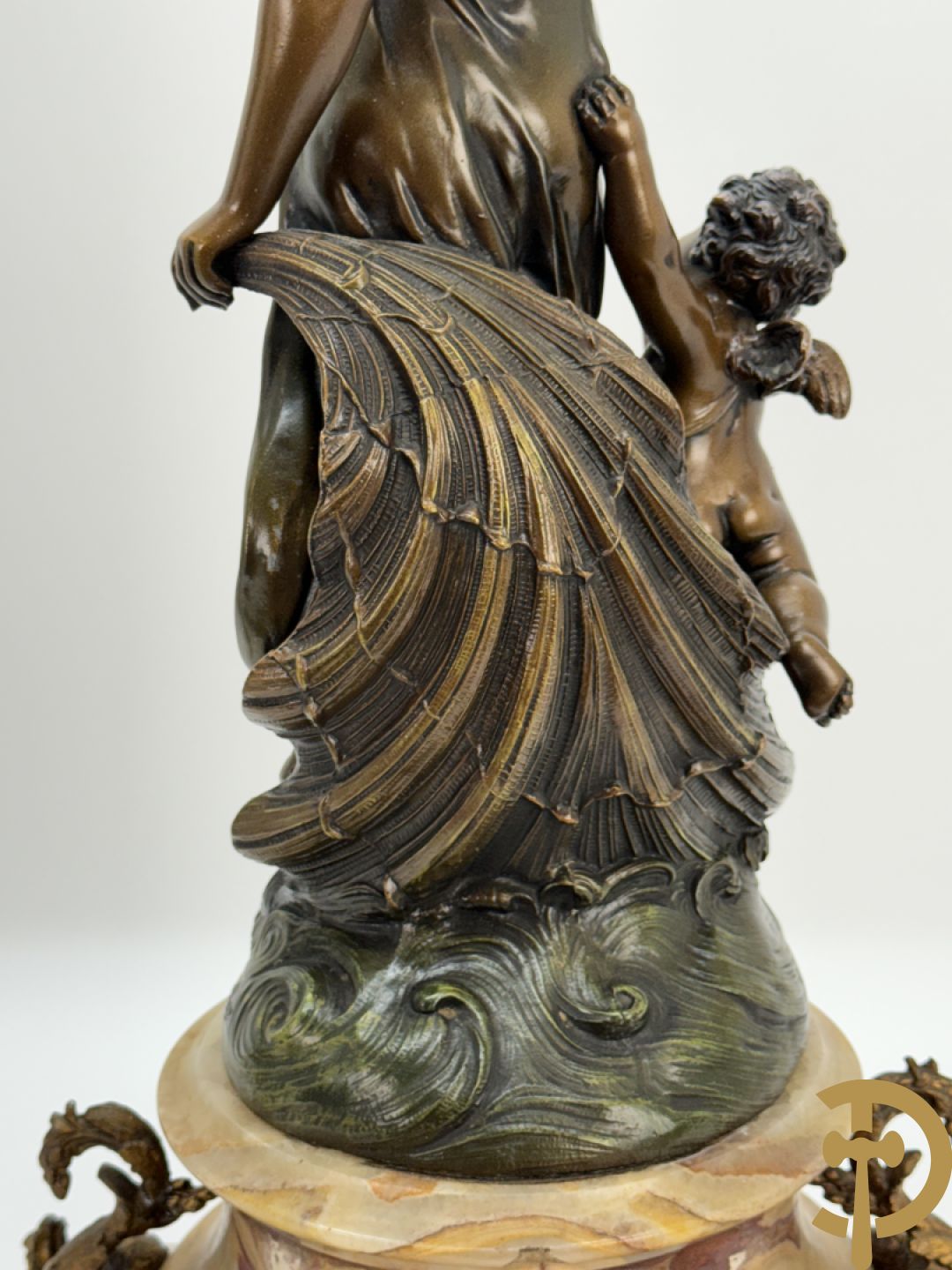 Driedelige zamak garnituur bestaande uit pendule met cupido en dame geflankeerd door paar vijfarmige kandelaars, Bruchon getekend