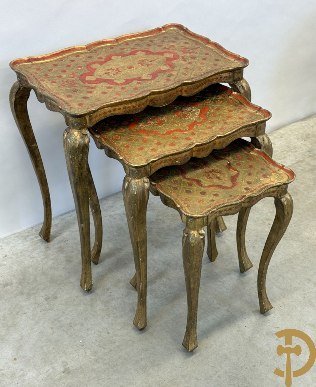 2 sets van drie vergulde Italiaanse inschuifbare bijzettafels