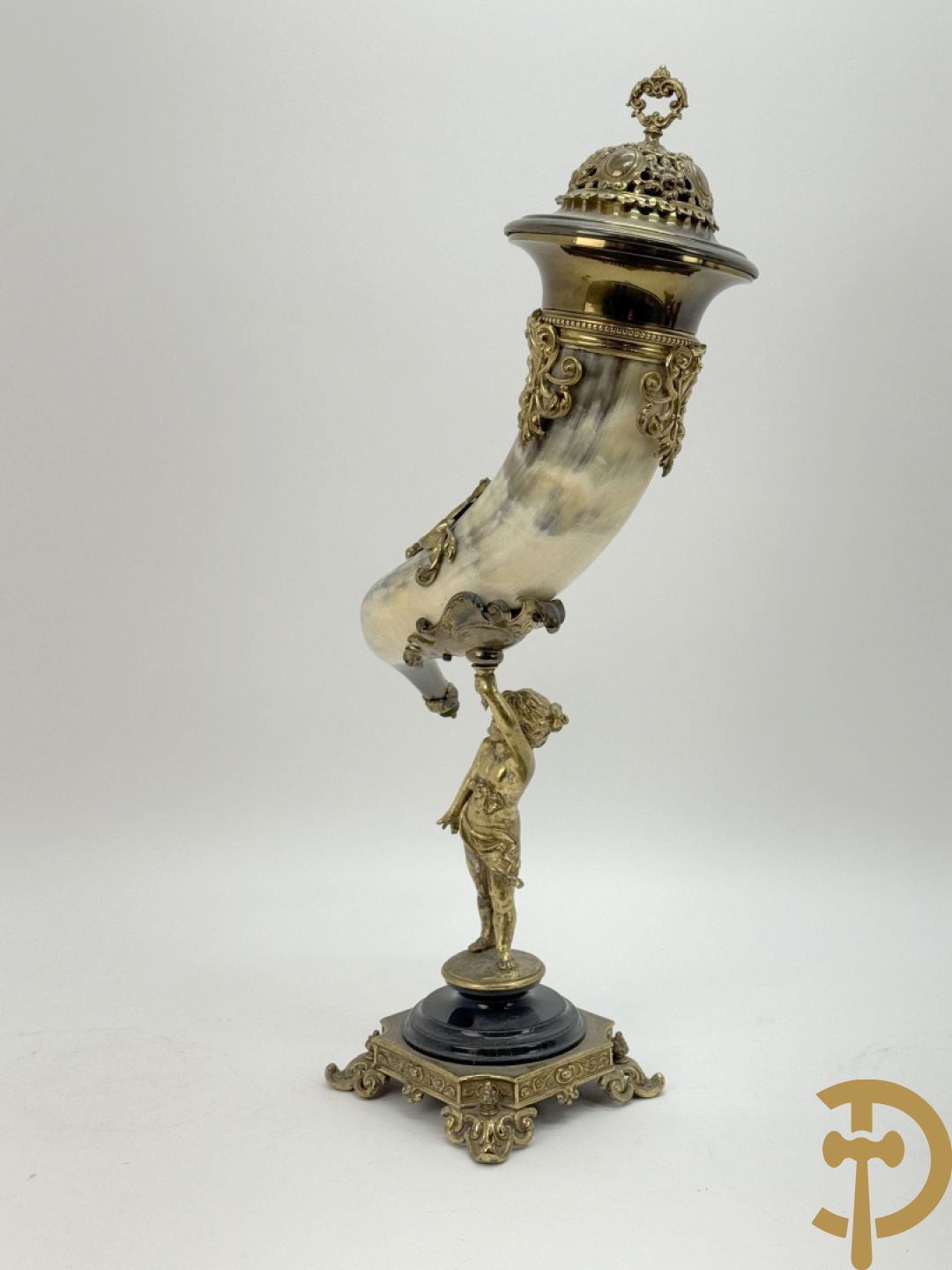 Hoorn met bronzen ornamenten gedragen door bronzen cupido