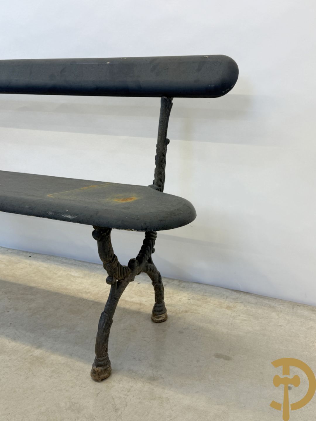 Tuinbank met houten beschilderde zitting en rugleuning op metalen chassis