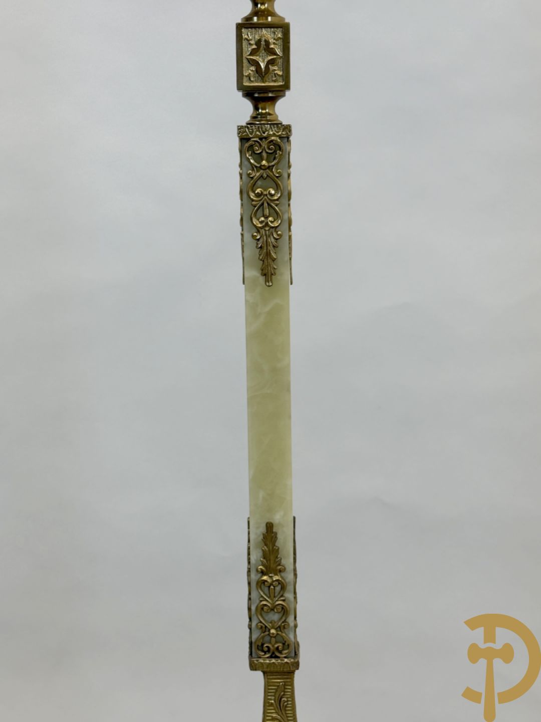 Staande kapstok met onix en bronzen ornamenten