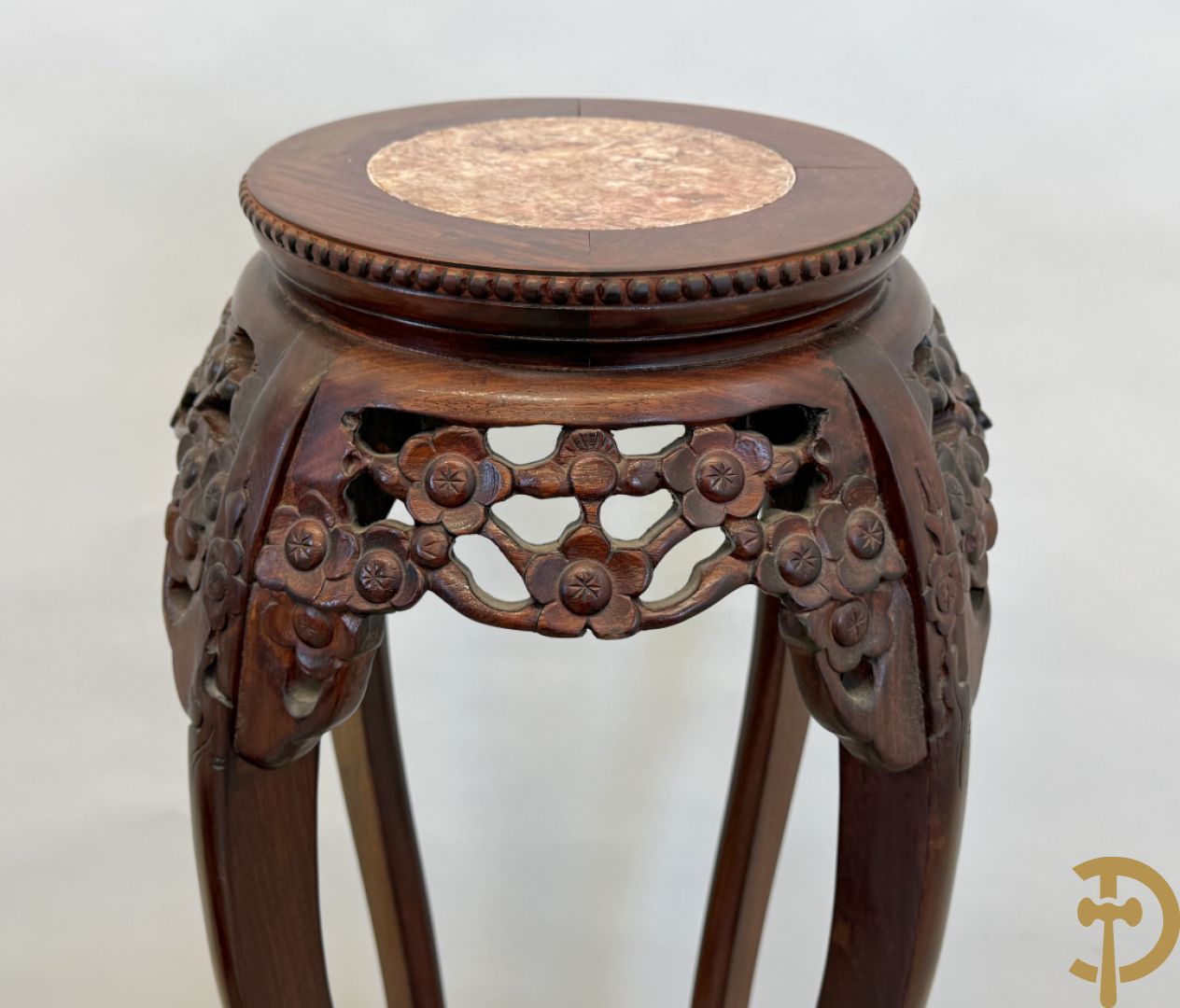 Chinese hardhouten sokkel met bloemensculptuur + Chinese hardhouten sokkel met bloemen- en vogelsculptuur