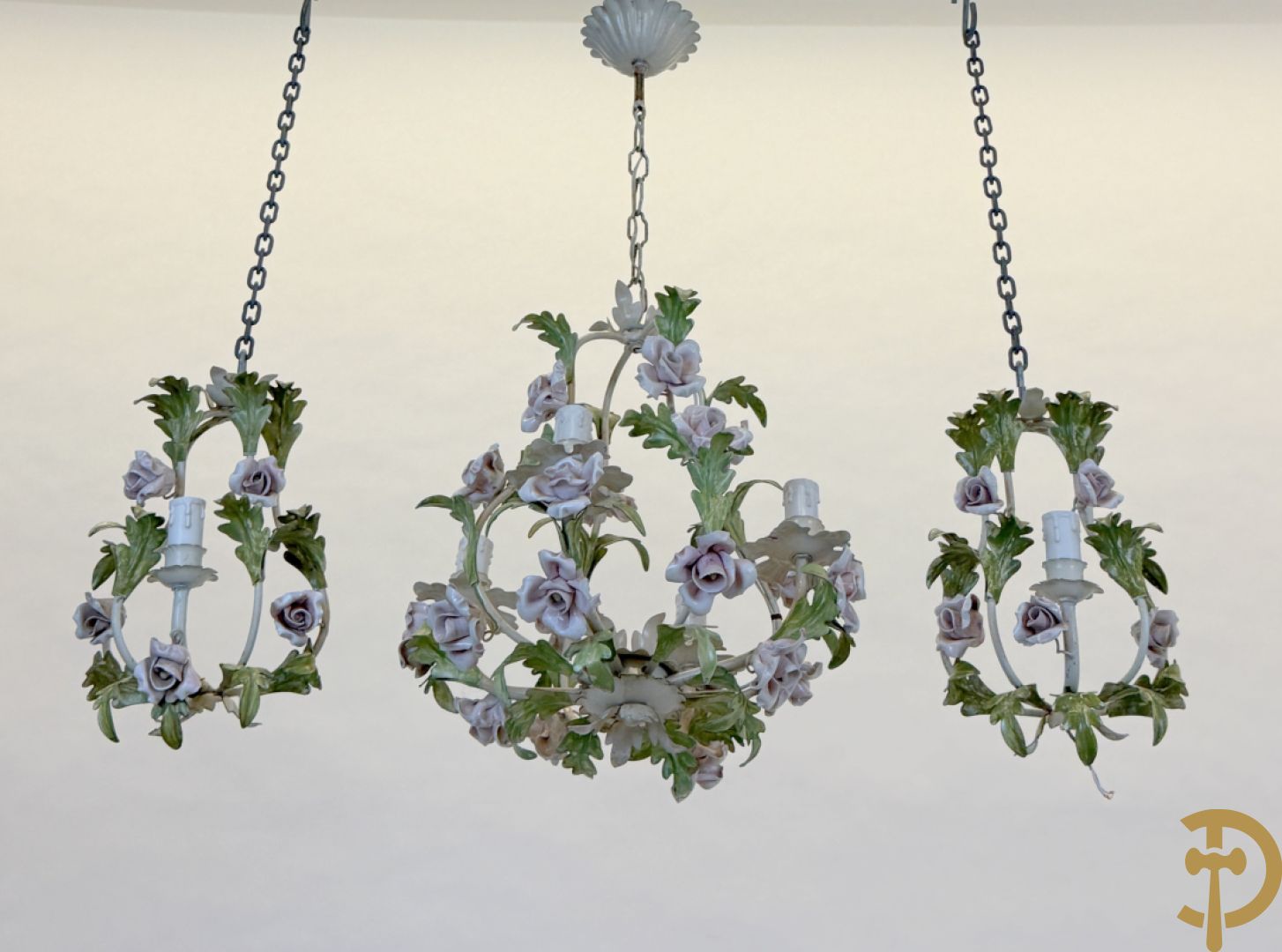 Italiaanse beschilderde smeedijzeren luchter met 4 lichtpunten, bezet met porseleinen bloemmetjes +2 bijhorende applieken