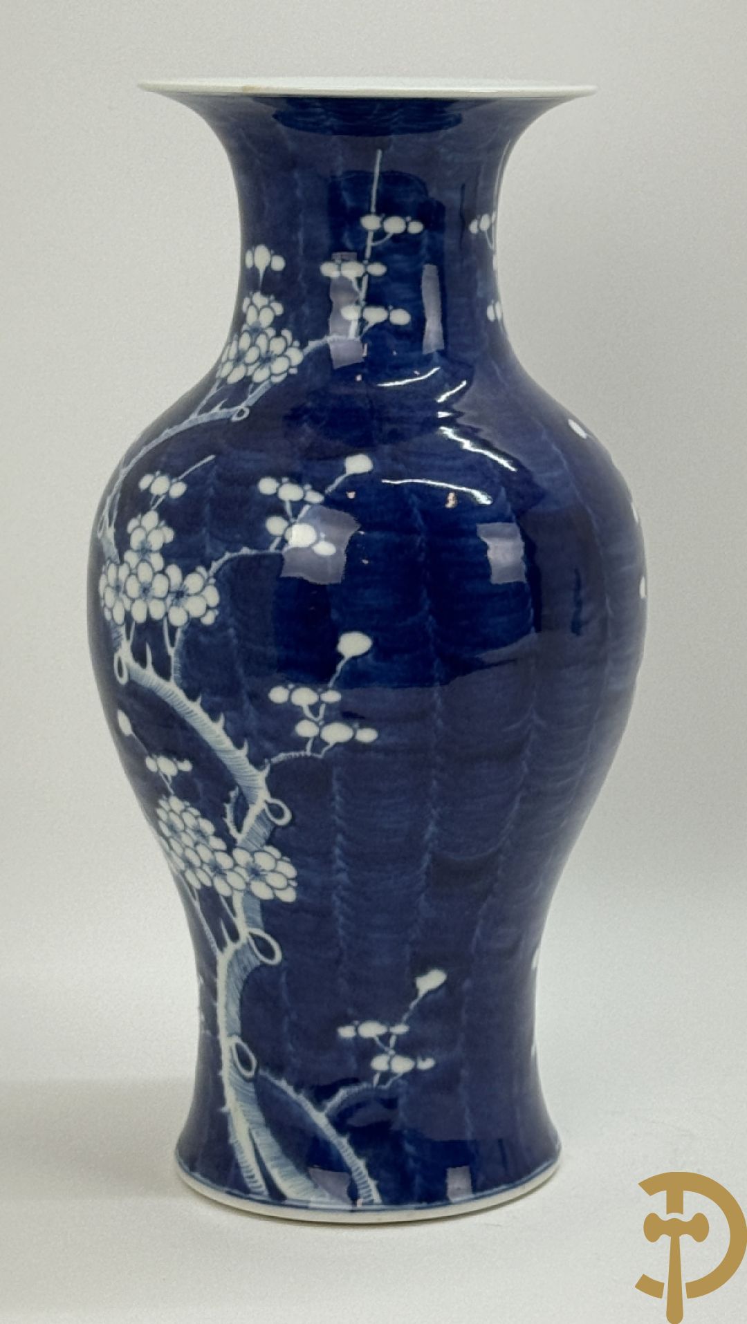 Chinese porseleinen blauw/wit vaas met decor van bloemen op tak