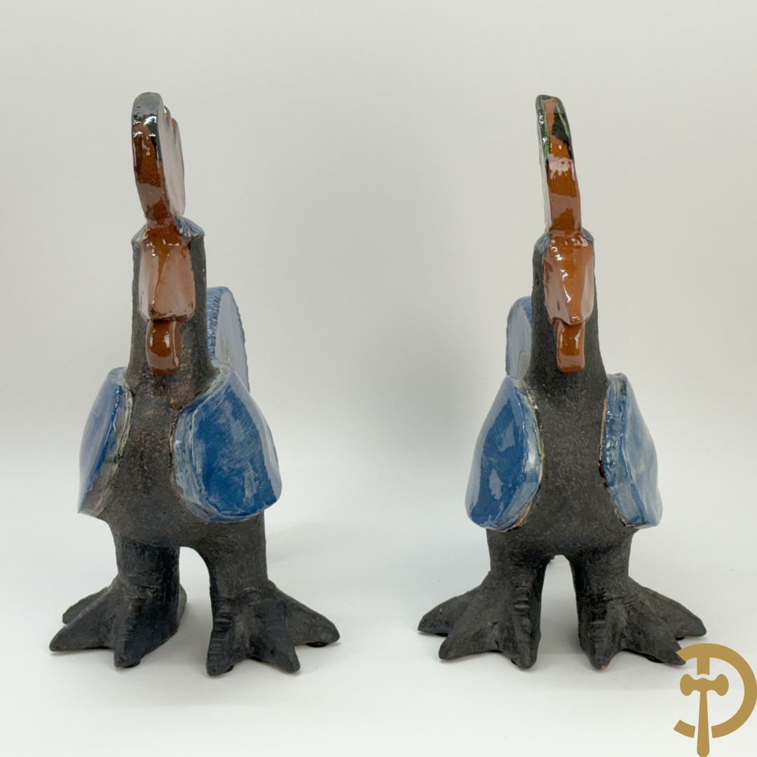 POUCHAIN Dominique getekend - Twee gekleurde keramieken hanen