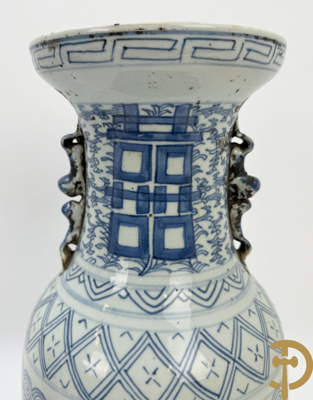 Paar blauw/witte Chinese porseleinen vazen met tekens en accanthusranken, 19e