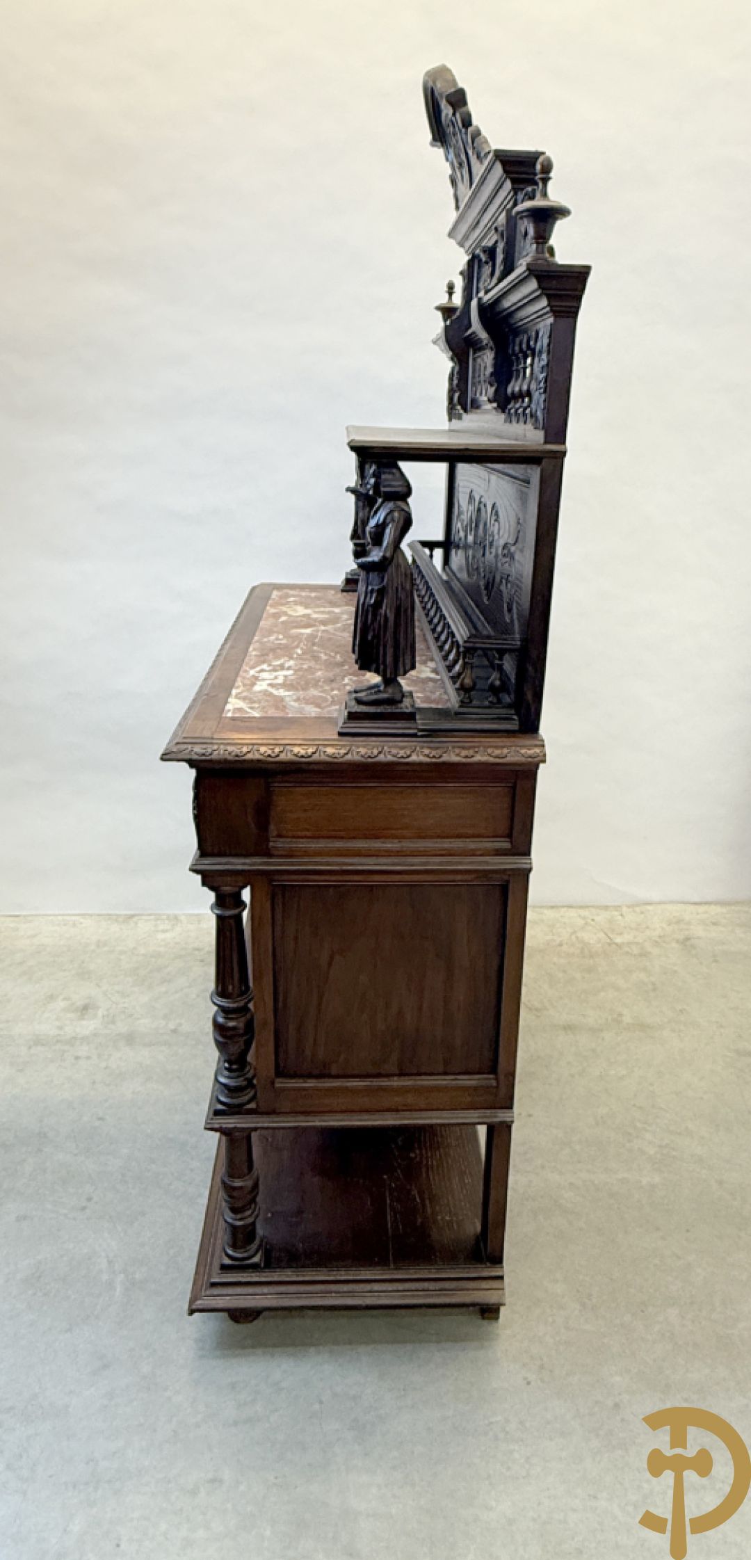 Massief eiken Bretoense eetkamer bestaande uit buffet met 3 deuren boven, 2 deuren onder, lades midden en gesculpteerde geanimeerde scènes + desserte + uittrekbare tafel + 6 stoelen + extra allonge