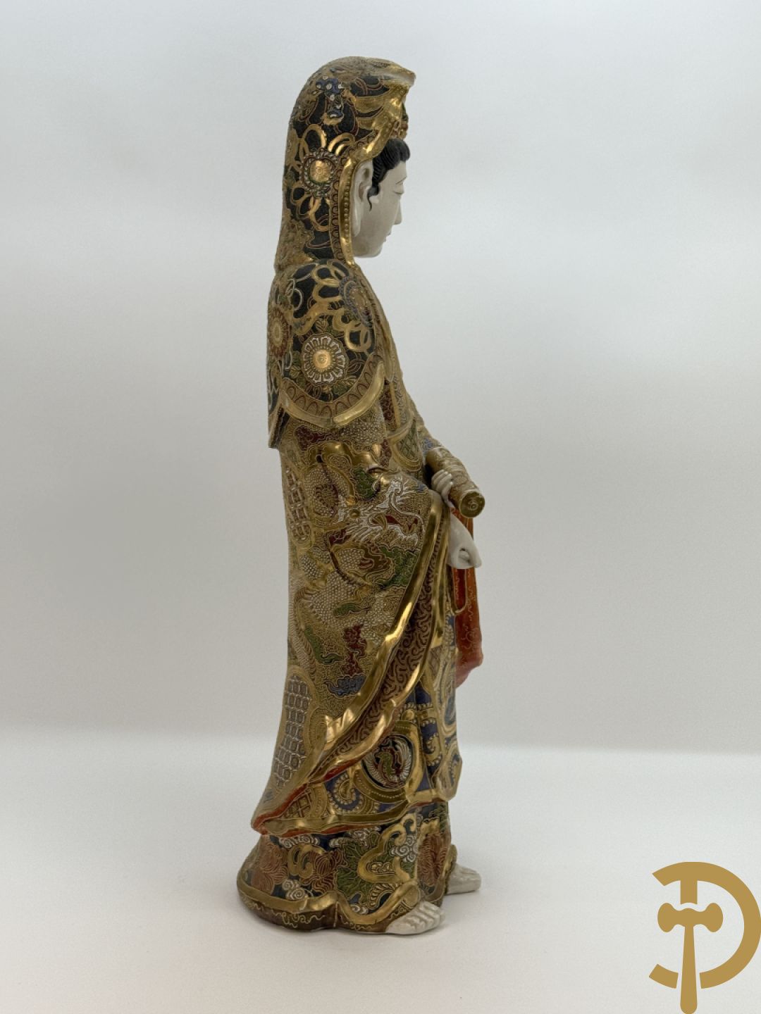 Grote staande Kwan Yin in Japans Satsumat porselein