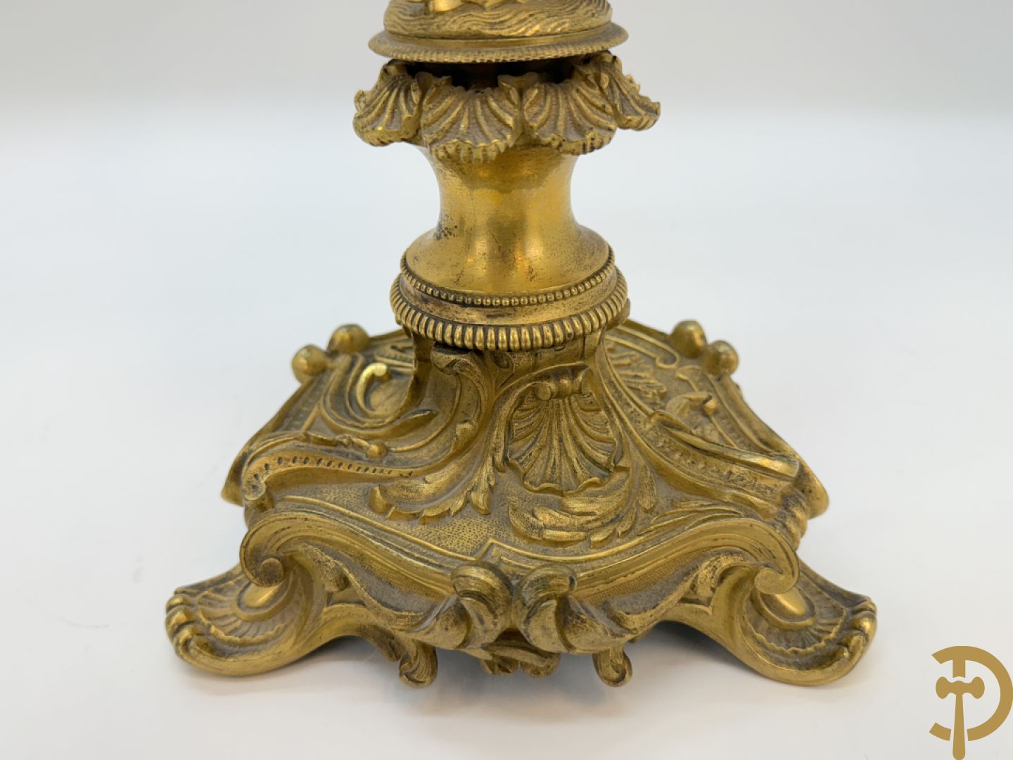 Paar bronzen kandelaars met sater en naakte dame, versierd met accanthusranken en dierenmotieven