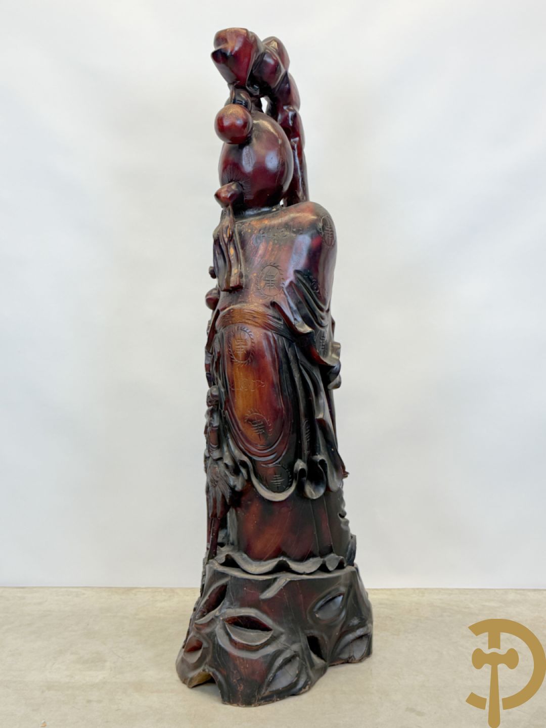 Aziatische houtsculptuur van wijsgeer met staf, vogels en kinderen