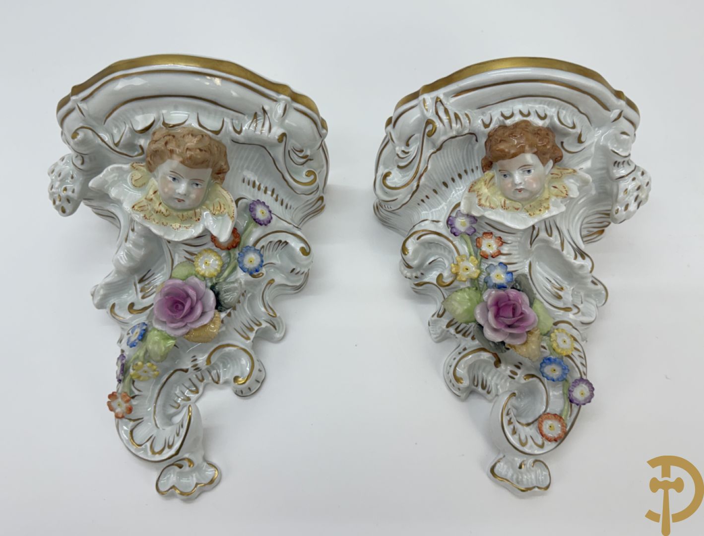 Paar porseleienen consooltjes met cupido