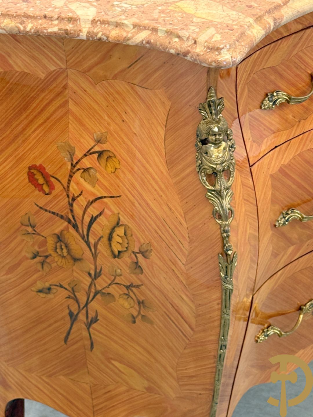 Notelaren gegalbeerde drieladencommode met bloemenmarketterie en marmeren blad