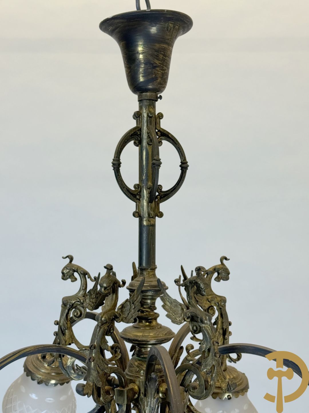 Bronzen vijfarmige luchter met griffioenen