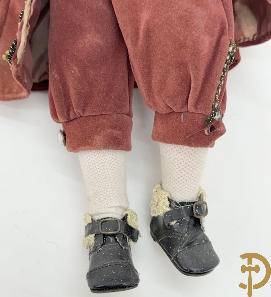 Oude pop met papier maché ledematen, gemerkt K R36/.728 + oude pop met papier maché ledematen en kantelbare oogjes + oude pop in papier maché, gemerkt Unis France 301 + oude pop in papier maché, onleesbaar gemerkt + hedendaagse pop met porseleinen ledematen + losse kleertjes