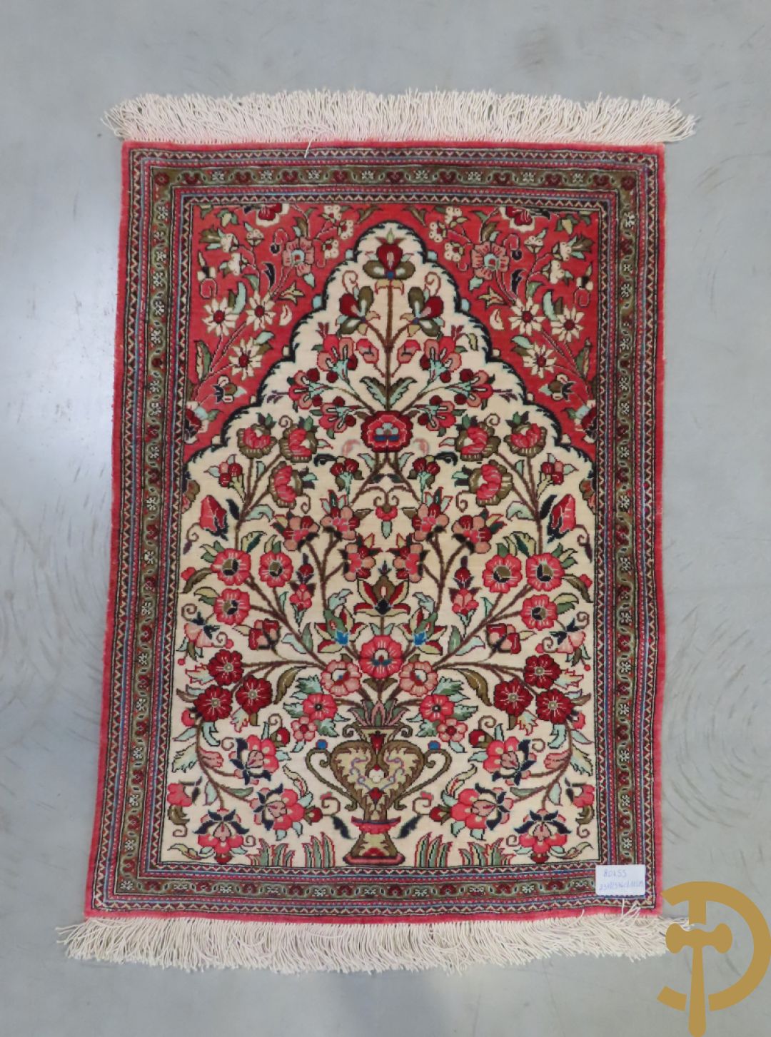 Oosters handgeknoopt tapijt zijde op katoen met bloemenpatronen, vogelmotieven en decor van amfoorvazen + Oosters handgeknoopt tapijt met decor van bloemen en amfoorvaas