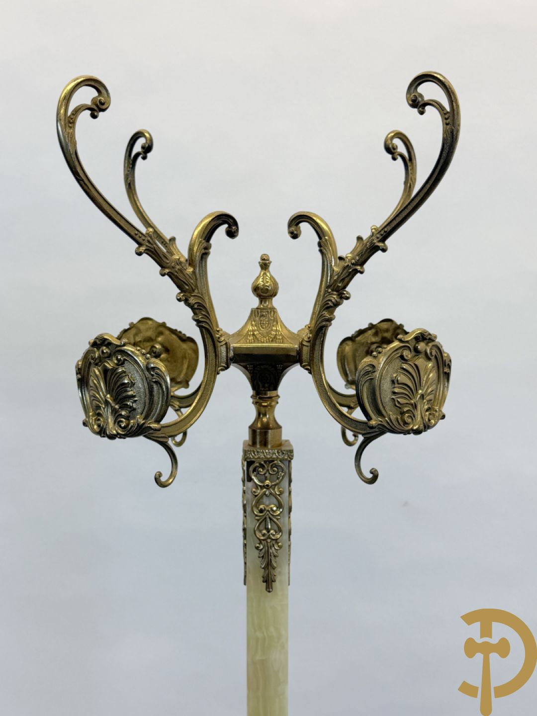 Staande kapstok met onix en bronzen ornamenten