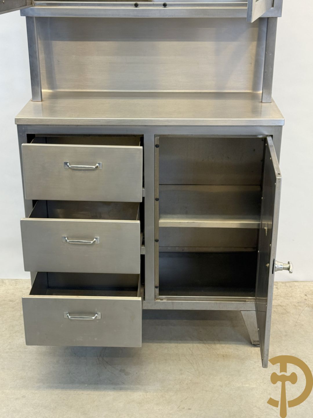 Design inox medisch kabinet, bovenaan met 2 beglaasde deuren, onderaan met deur en 3 lades, by Friedrich Schmitz, Germany