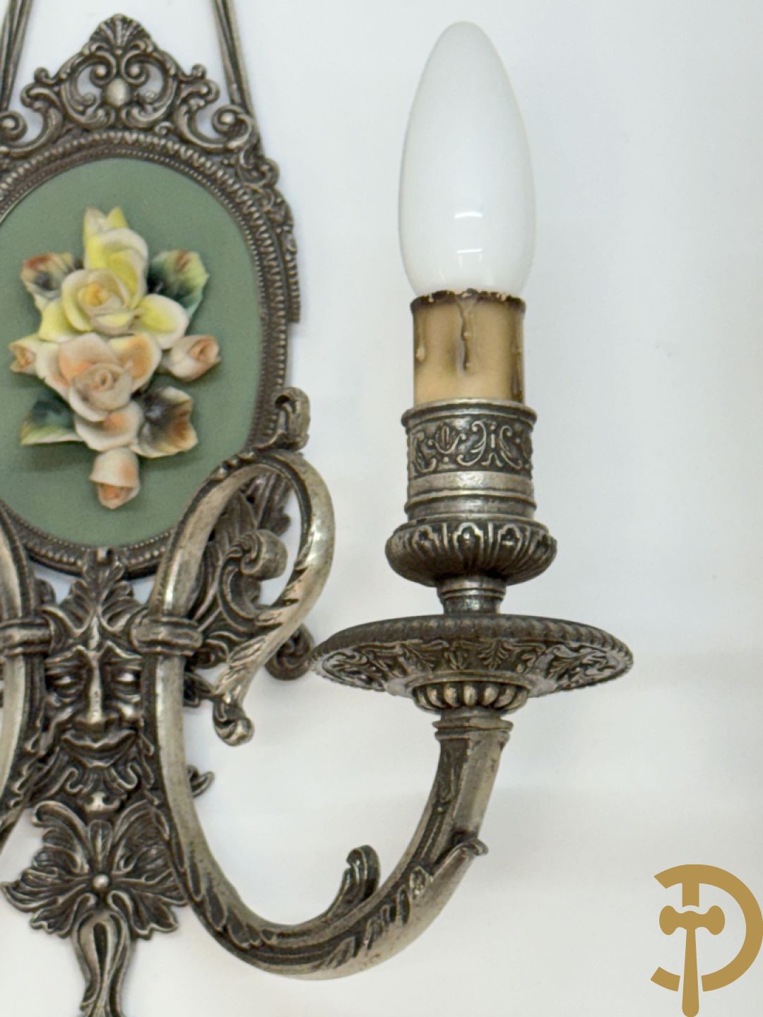 Paar verchroomde bronzen twee-armige applieken met porseleinen bloemen bezet