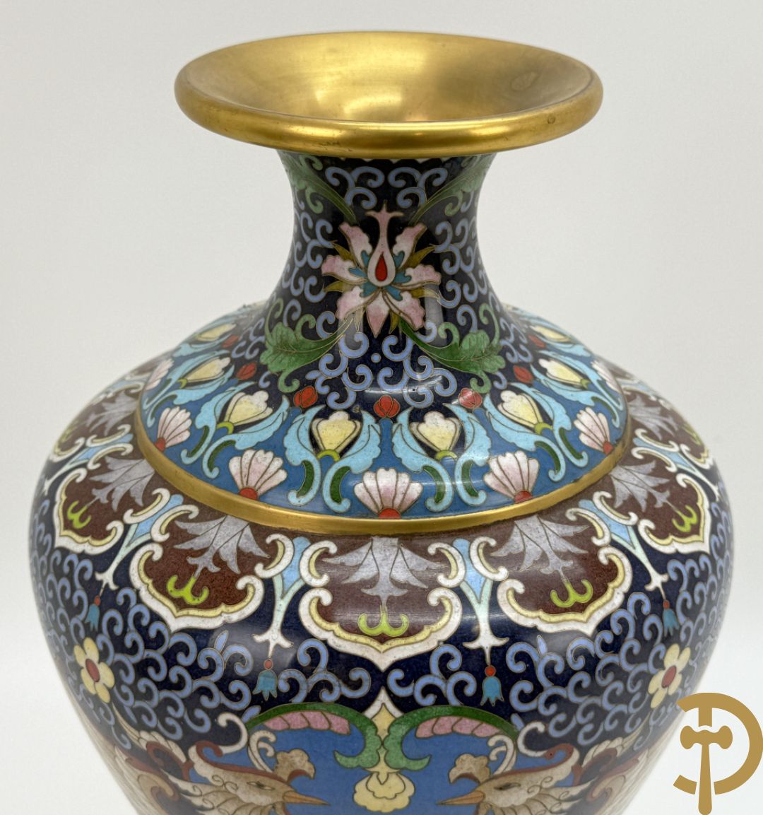 Paar cloisoné vazen met bloemen- en vogeldecor