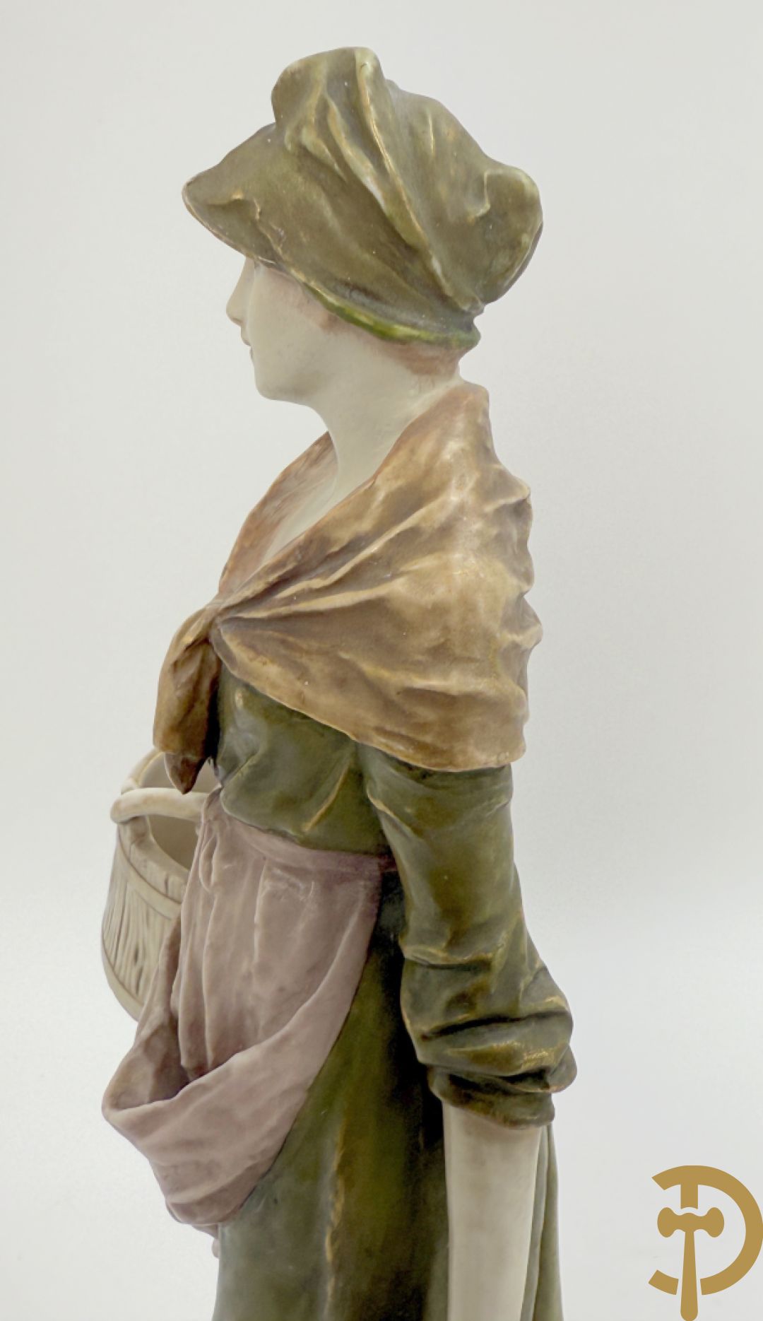 Royal Dux beeld van melkmeisje, onderaan genummeerd 1055 + vaas met zittende dame, Royal Dux stijl