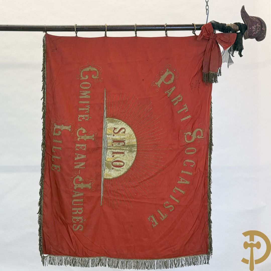 Franse vaandel met gouden gesculpteerde helm bezet bovenaan, Parti Socialiste S.F.I.O. Comité Jean Jaures Lille, gemerkt Fabriqué de Drapeaux de Societés Insignes Moyart-Castin, 3 Rue des Chats Bossus Lille