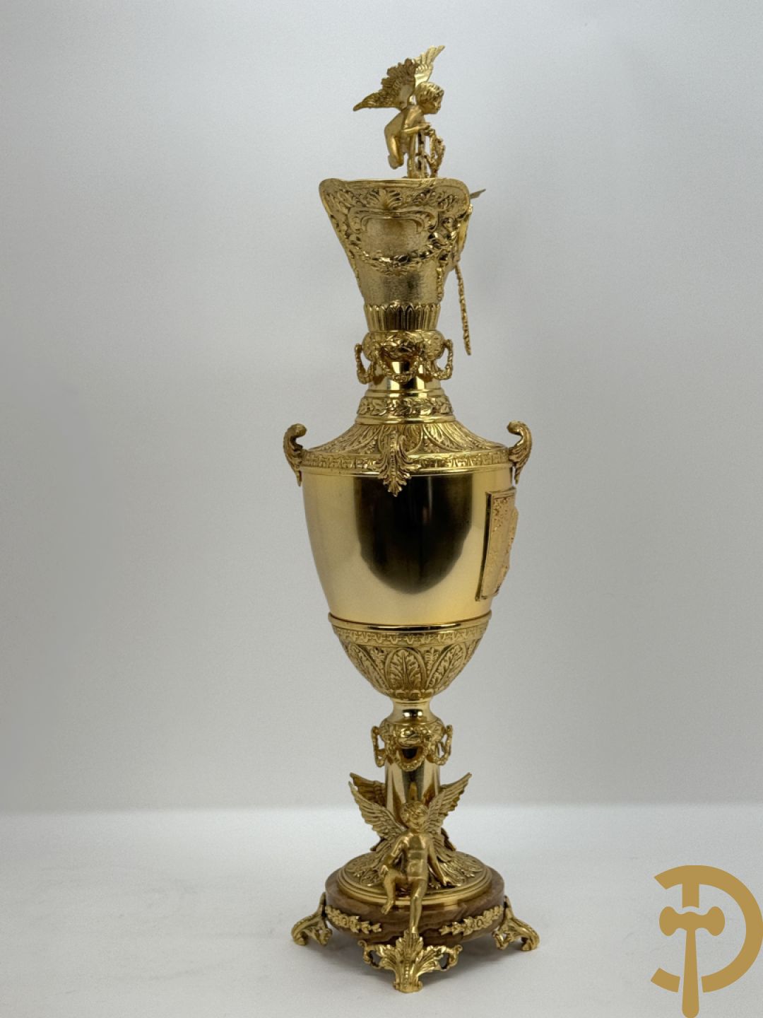 Vuurvergulde bronzen amfoorvaas met basrelief van dame en bezet met cupido