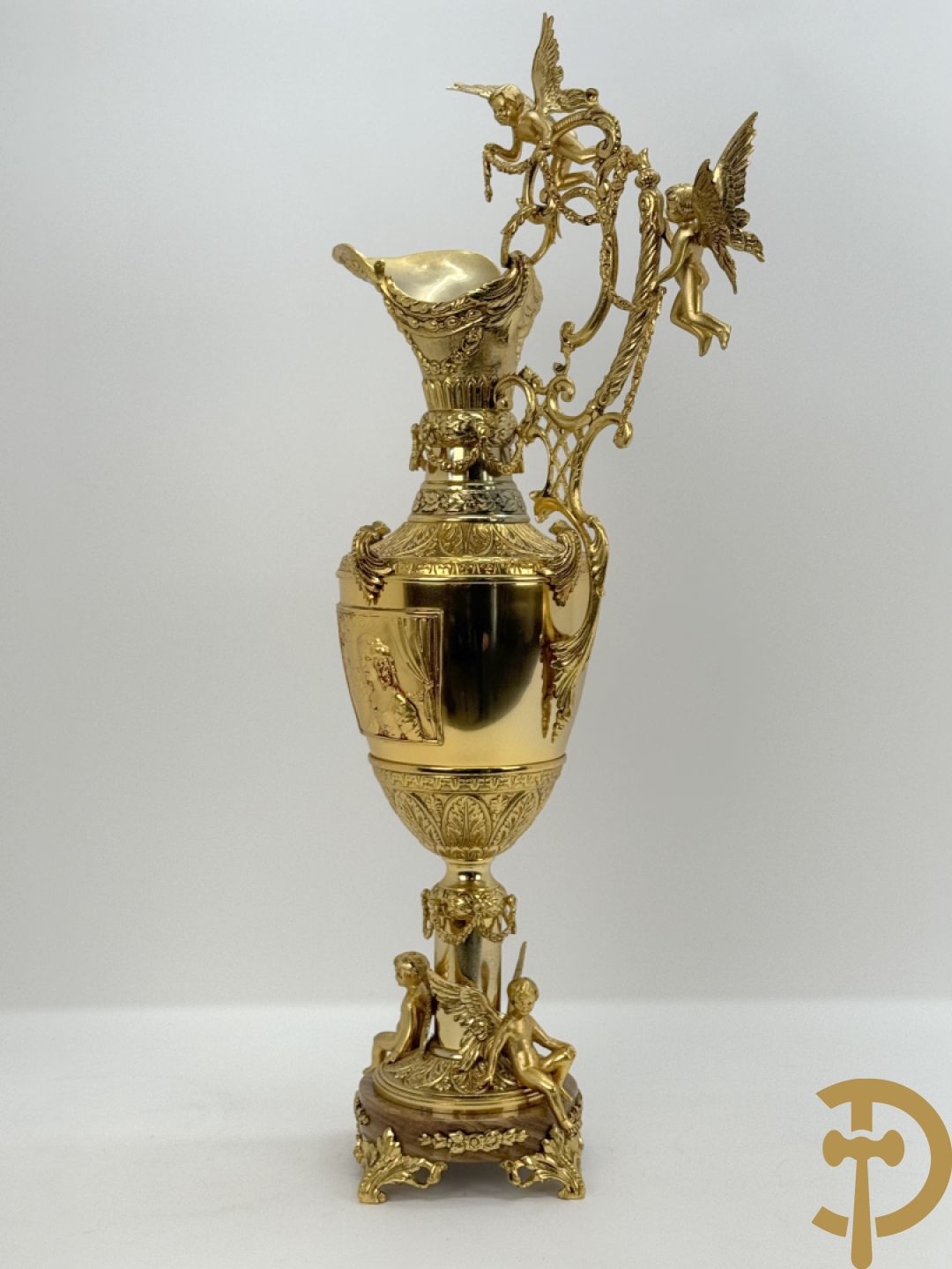 Vuurvergulde bronzen amfoorvaas met basrelief van dame en bezet met cupido