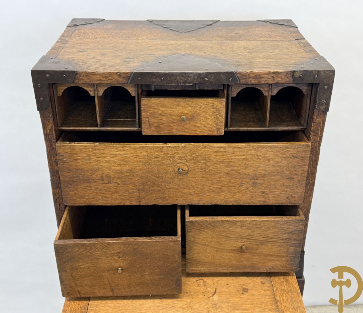 Massief eiken klapsecretaire op onderstel - interieur met lades en zijdelings met handvaten