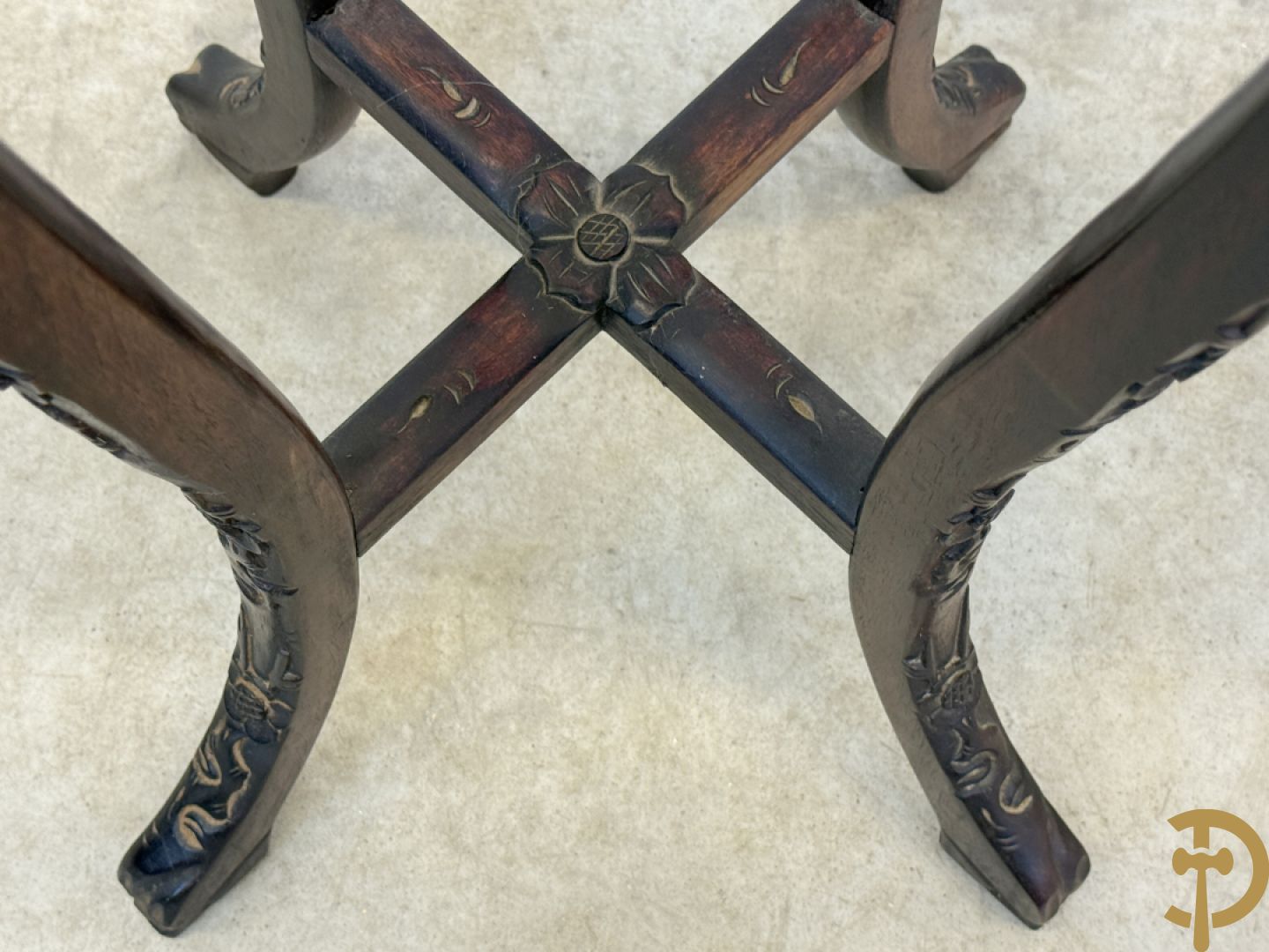 Paar hoge Chinese handgesculpteerde staanders met bloemen