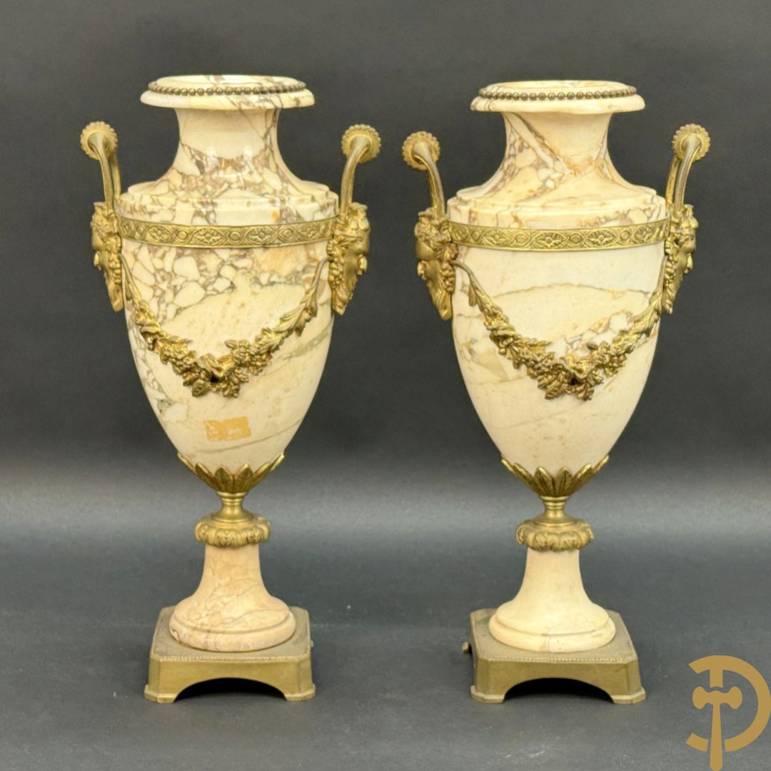 Paar marmeren cassolettes met hermenhoofden en guirlandes