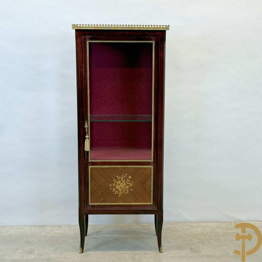 Notelaren vitrine met bloemenmarketterie en bronzen gallerij