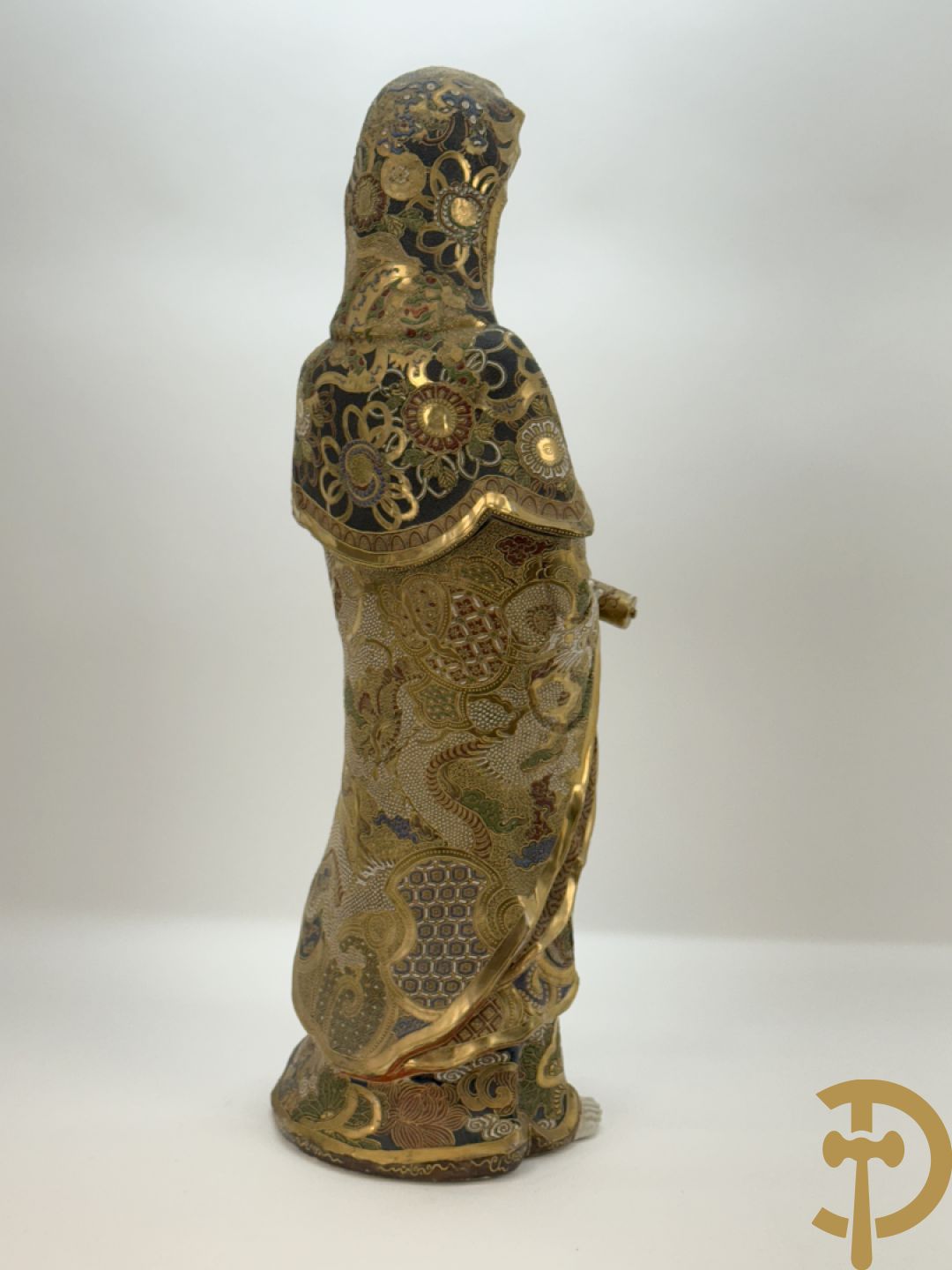 Grote staande Kwan Yin in Japans Satsumat porselein