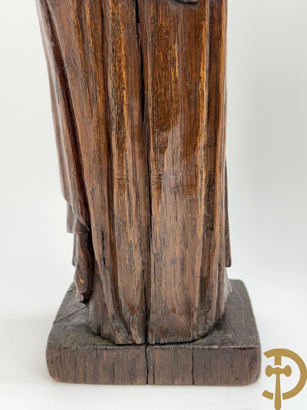 Houtsculptuur van Heilige Théresia Madonna + houtgesculpteerde pater in polyester nis