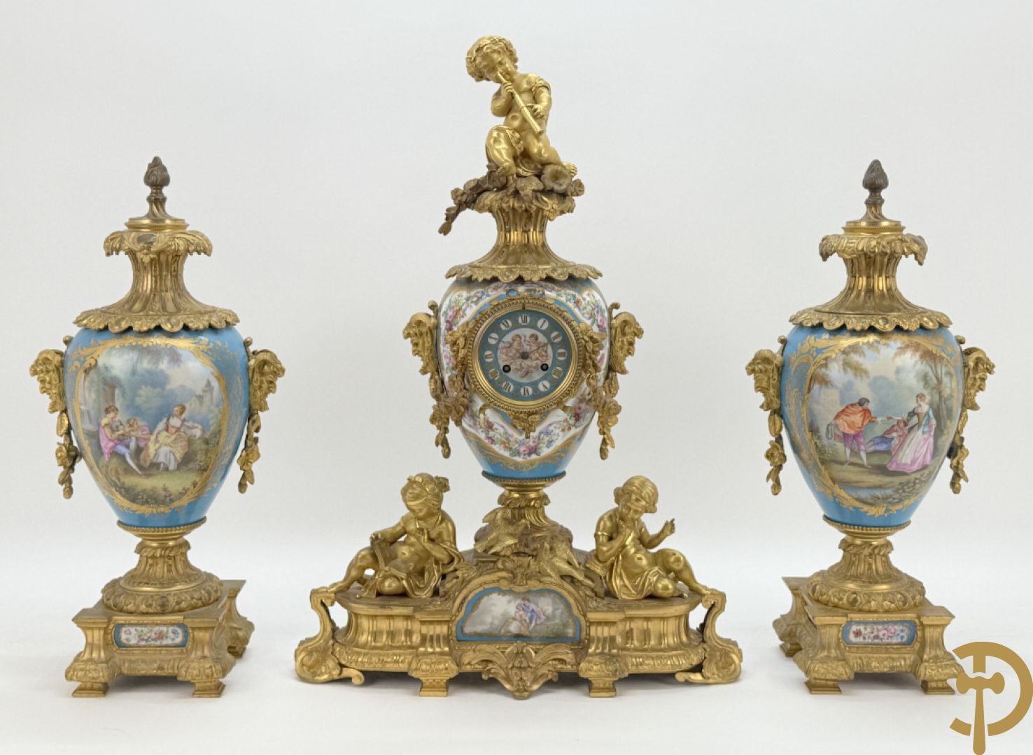 Driedelige bronzen Franse garnituur bezet met cupido